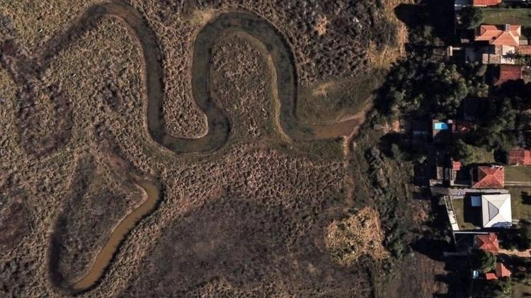 Crise hídrica e do setor elétrico é um dos fatores de incerteza para o PIB de 2022; na foto, o lago de Furnas em Minas Gerais um julho deste ano, abaixo dos 27% de capacidade - AFP - AFP
