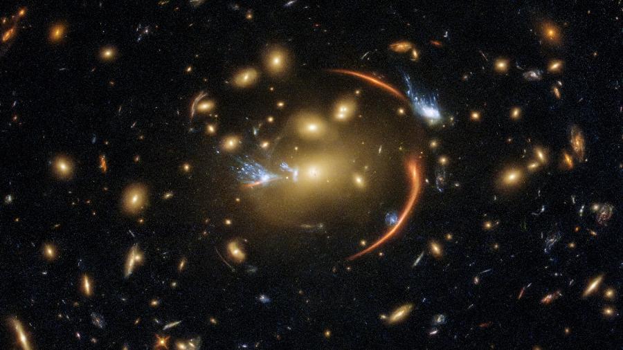 Imagem do Telescópio Espacial Hubble mostra os efeitos do fenômeno de lente gravitacional, que amplia, distorce e até duplica objetos - NASA