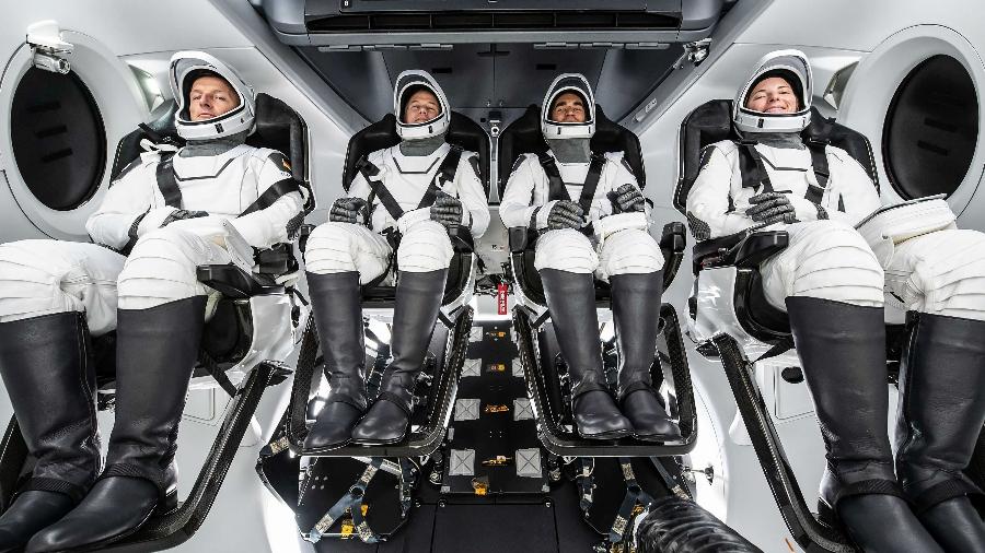 A tripulação do voo Crew-3, da SpaceX, de volta à Terra, em imagem captada durante treinamento pré-voo. Da esquerda para a direita: Matthias Maurer, Raja Chari, Thomas Marshburn e Kayla Barron - SpaceX