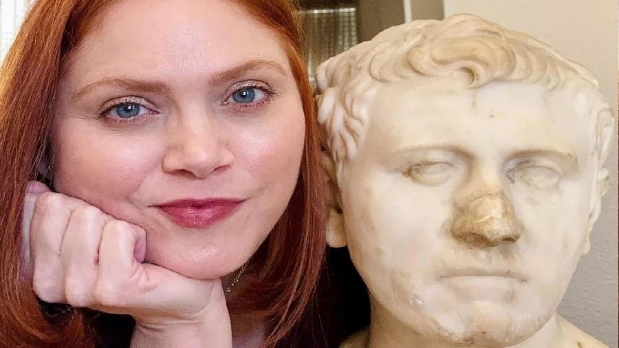 Especialista em artes e antiguidades, Laura Young, ao lado do busto romano - Reprodução/Instagram