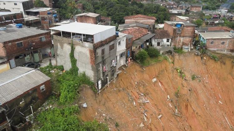 3.junho.2022 - Casas em área de risco no Jardim Monte Verde, entre Recife e Jaboatão dos Guararapes