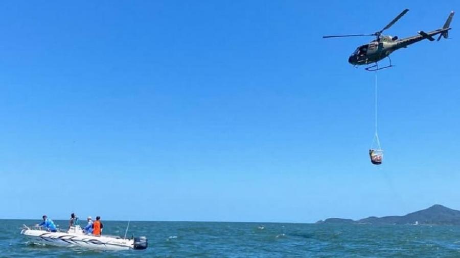 Helicóptero foi utilizado para retirar drogas do mar após acionamento da Polícia Militar - Polícia Militar de Santa Catarina