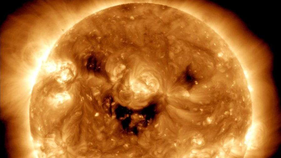 Observatório de dinâmicas solares da Nasa captou momento de "sorriso simpático" do astro-rei - SDO/AIA/Nasa