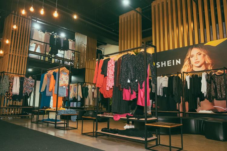 Uma das primeiras lojas físicas temporárias da Shein, aberta em São Paulo no fim de 2022