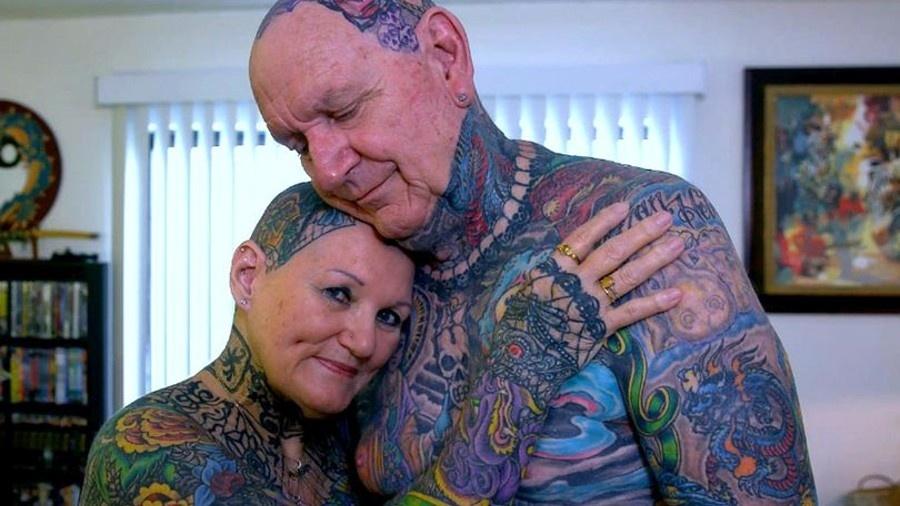 Conheça o casal que tem o corpo quase todo coberto por tatuagens 