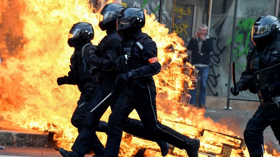 Imprensa tem condenado métodos violentos empregados pela polícia para reprimir black blocs que têm se infiltrado nos protestos. - Alain Jocard / AFP
