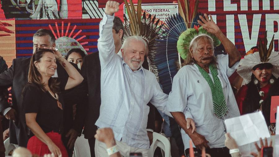 Lula ao lado do cacique Raoni no encerramento do Acampamento Terra Livre, em Brasília: o presidente tem pressa para demarcar áreas indígenas -  Leo Bahia/Fotoarena/Estadão Conteúdo