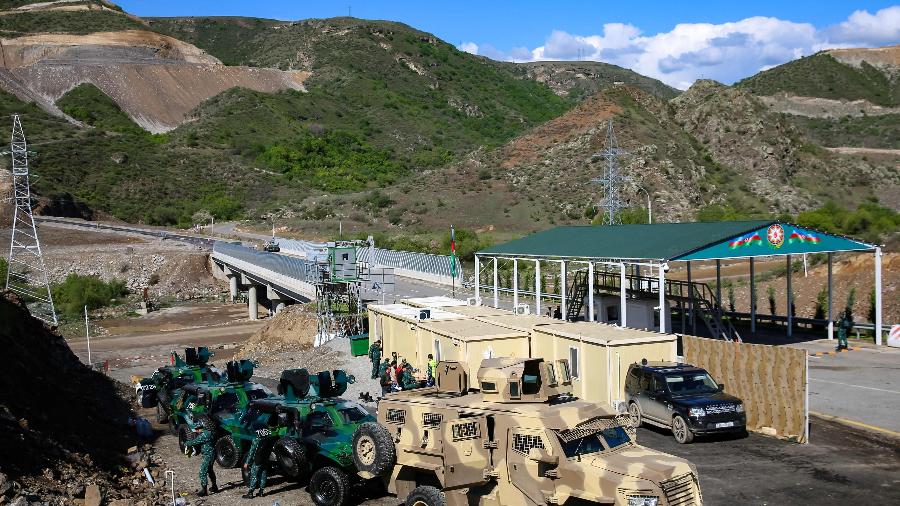 2.mai.2023 - Barreira militar instalada em abril pelo Azerbaijão no corredor de Lachin, única ligação entre a Armênia e Nagorno-Karabakh  - Tofik BABAYEV / AFP