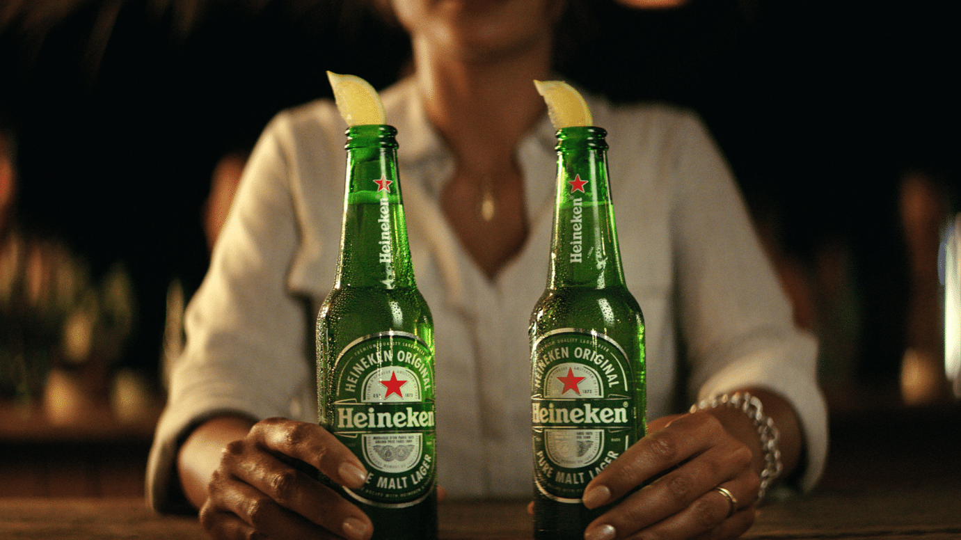 Campanha global de 150 anos da Heineken mostra apelidos da marca pelo mundo
