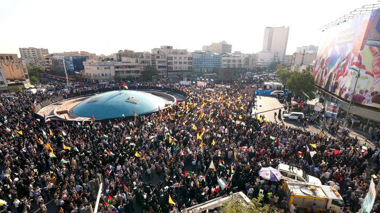18.out.2023 - Pessoas agitam bandeiras palestinas e também do Hezbollah em protesto em Teerã em apoio aos palestinos em Gaza