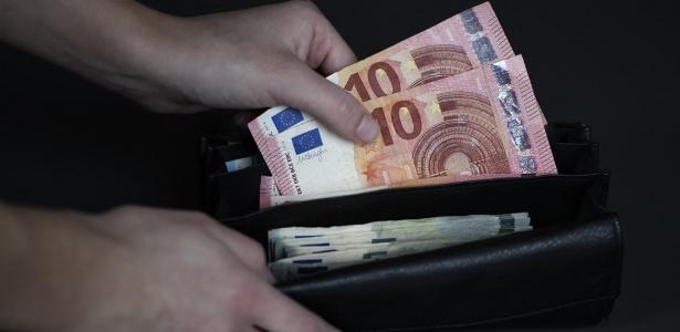 Guerras e ciberataques fazem europeus guardarem mais dinheiro vivo