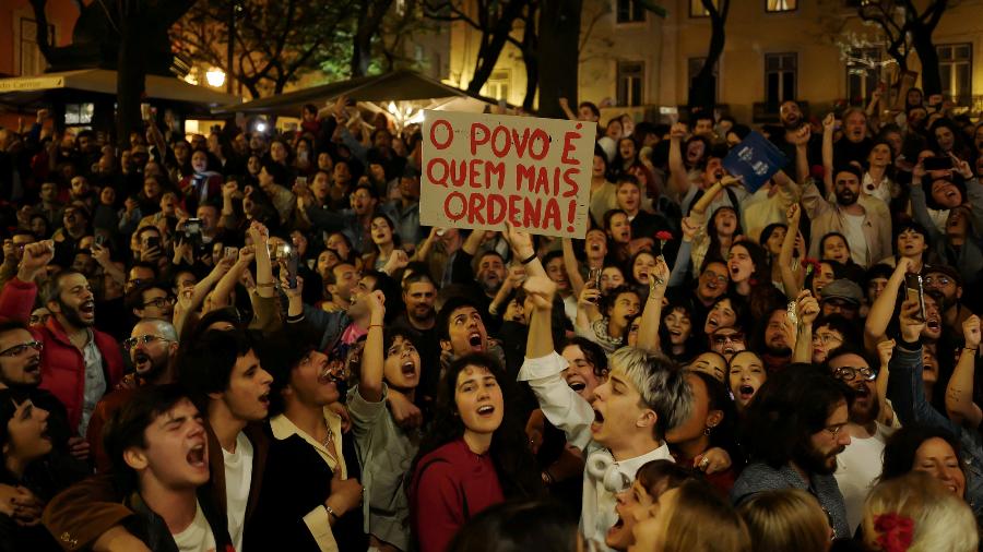 Portugueses celebram os 50 anos da Revolução dos Cravos, que acabou com a ditadura e devolveu a democracia ao país, em Lisboa, Portugal, 24 de abril, 2024