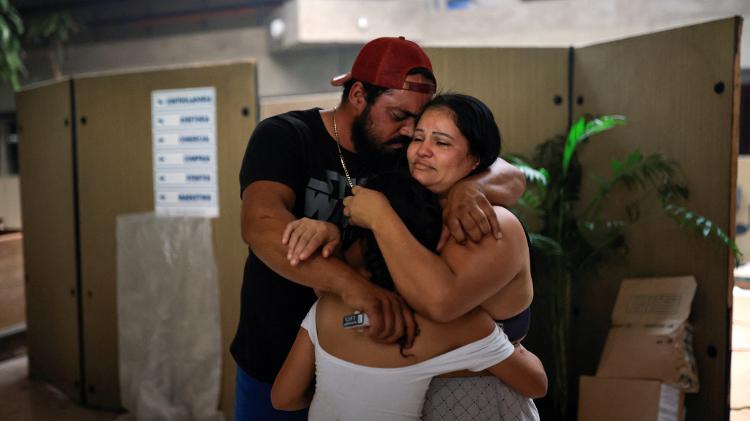 Família se abraça em abrigo localizado em Eldorado do Sul