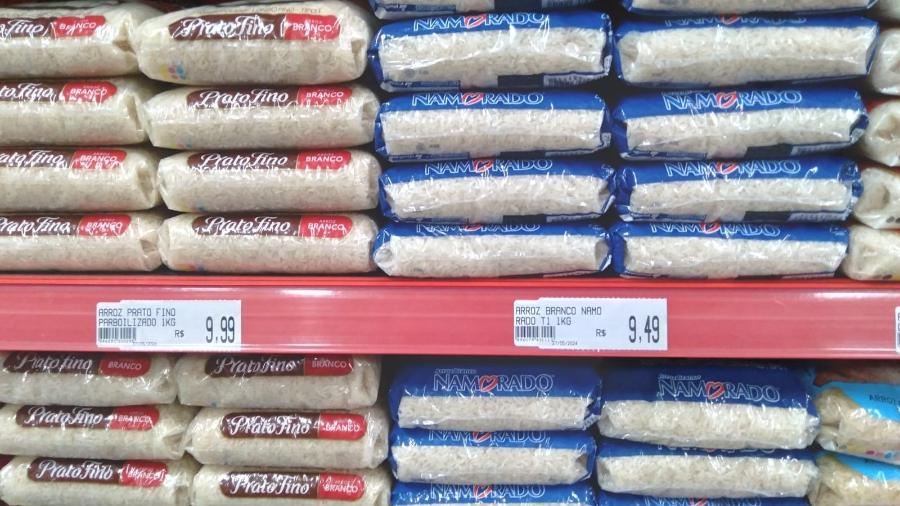 Sacos de arroz em supermercado de Porto Alegre: preço subiu mais de 13%