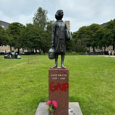 Anne Frank foi uma adolescente judia vítima do Holocausto