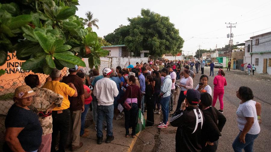 Eleitores fizeram fila do lado de fora de uma seção eleitoral para votar na eleição presidencial na Venezuela