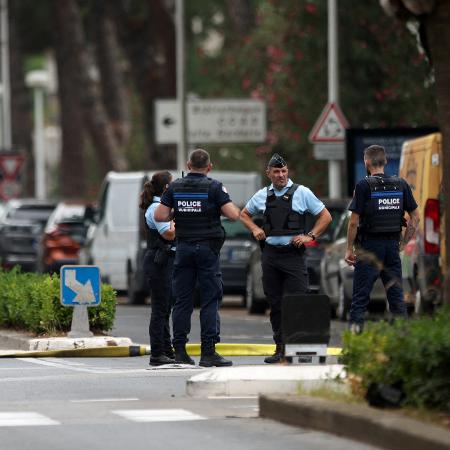 Polícia francesa montou guarda após carros serem incendiados em frente a sinagoga em La Grande-Motte - Manon Cruz - 24.ago.2024/Reuters