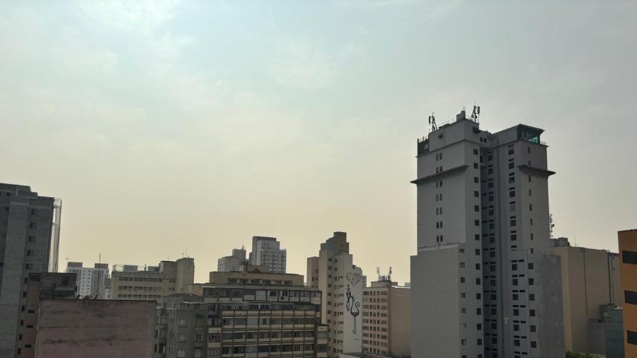 Céu do centro da cidade de São Paulo nesta terça-feira (10)