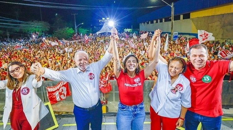 Lula e Natália Bonavides (ao centro) durante comício em Natal