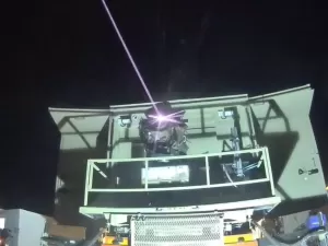 Mais 'eficaz e econômico', Israel planeja usar lasers para derrubar mísseis