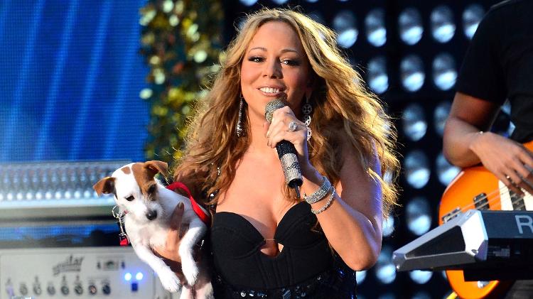 Mariah Carey com seu cachorro em foto de 2012