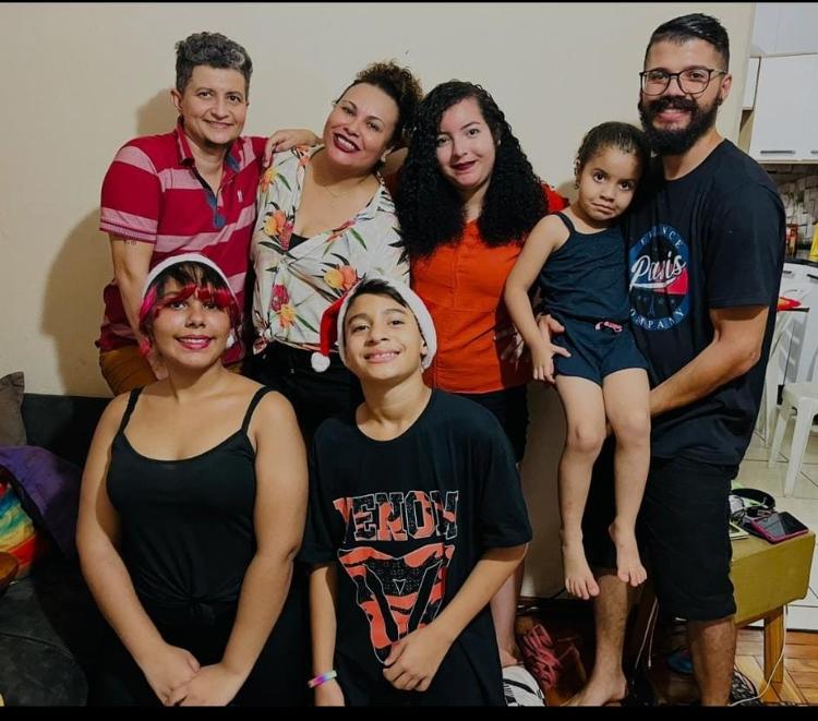 Heliano, ao lado da família: ao seu lado, a companheira Maiara, a filha Liliane e o genro com a primeira neta no colo. Abaixo, a enteada Bianca e o filho Eric