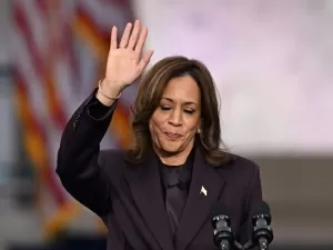 Kamala parabeniza Trump e pede transferência 'pacífica' de poder nos EUA