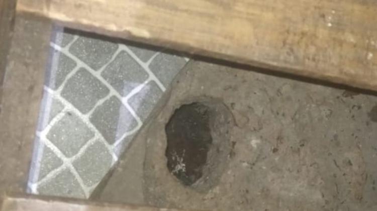 Agentes apreenderam facões artesanais em túneis em celas do PCC no Paraguai Agentes apreenderam facões artesanais em túneis em celas do PCC no Paraguai