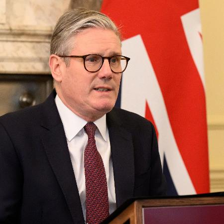 O primeiro-ministro britânico, Keir Starmer, conversa com líderes internacionais por videoconferência - Leon Neal/Pool via Reuters