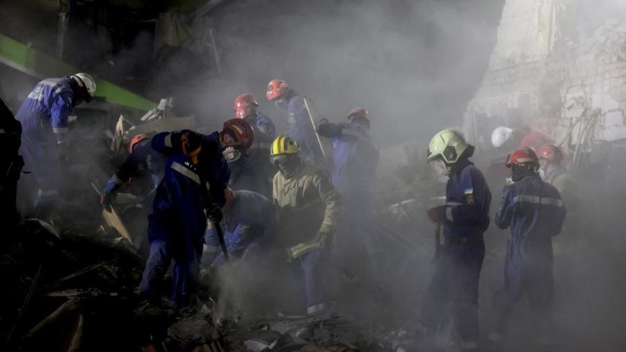 24.abr.2025 - Equipes trabalham no resgate de vítimas após um ataque massivo da Rússia em Kiev, capital da Ucrânia - STRINGER / AFP