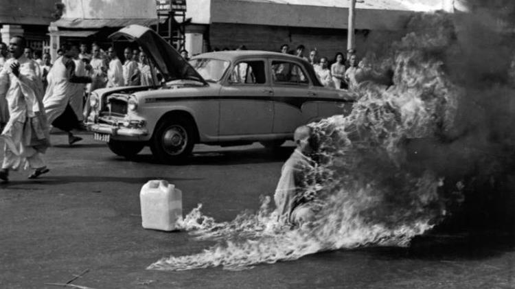 Monge que ateou fogo em si mesmo numa rua de Saigon, em 1963 Monge que ateou fogo em si mesmo numa rua de Saigon, em 1963
