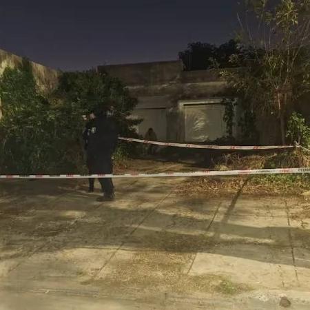 Casa onde o corpo foi encontrado, em La Plata, Argentina, foi isolada pela polícia Casa onde o corpo foi encontrado, em La Plata, Argentina, foi isolada pela polícia