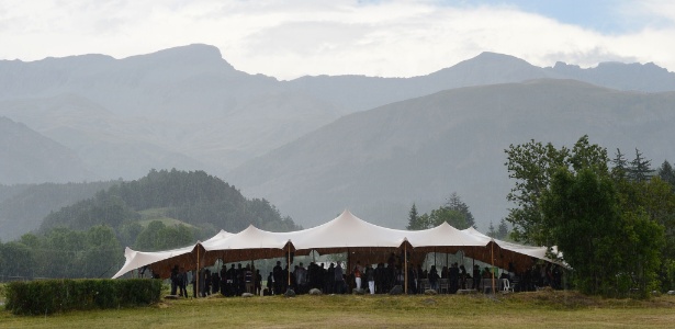 24.jul.2015 - Familiares de vítimas da queda do voo da Germanwings nos Alpes participam de cerimônia em Le Vernet (França) - Boris Horvat/AFP
