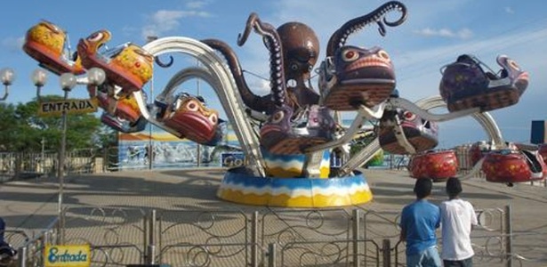 O brinquedo giratório “Polvo” do parque de diversão Golden Park Itinerante, que arremessou duas pessoas em São Luís - Divulgação
