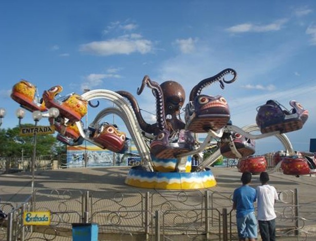O brinquedo giratório "Polvo" do parque de diversão Golden Park Itinerante, que arremessou duas pessoas em São Luís - Divulgação