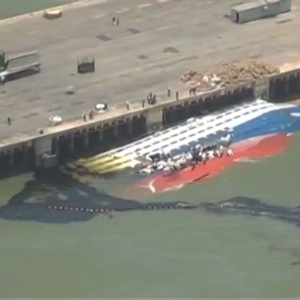 Óleo vaza de navio que afundou com 5.000 bois no Pará - Reprodução/TV Liberal