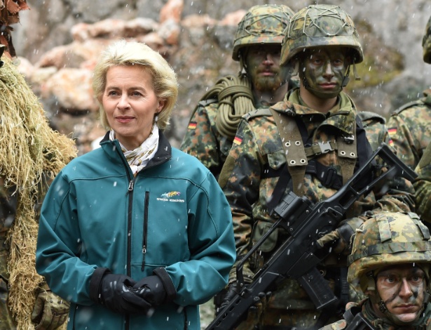 A ministra da Defesa da Alemanha, Ursula von der Leyen, posa com soldados de infantaria após exercício no vilarejo de Bad Reichenhall, no sul da Alemanha - Christof Stache/AFP