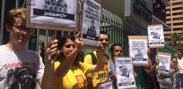 Antes da posse de Doria, protesto critica aumento de salário de vereadores de São Paulo - Janaína Garcia/UOL