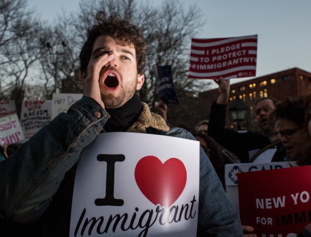 Manifestantes protestam na Washington Square Park, em Nova York, contra ordem executiva do presidente Donald Trump que retira financiamento às chamadas cidades-santuário - Christopher Lee/The New York Times
