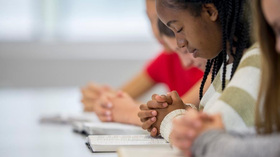 Bíblia Sagrada; leitura; oração; prece; menina rezando; fé - iStock/Getty Images