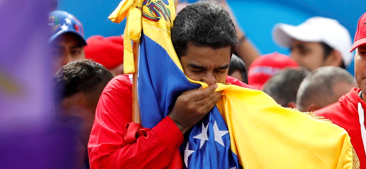 O presidente da Venezuela, Nicolás Maduro, beija a bandeira venezuelana durante evento em Caracas - 27.jul.2017 - Carlos Garcias Rawlins/Reuters