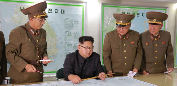 O líder norte-coreano Kim Jong-un inspeciona estratégia militar em seu país - KCNA/via AFP Photo