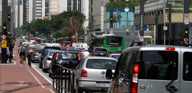 Alguns semáforos da avenida Paulista pararam de funcionar após interrupção no fornecimento de energia. O problema causou trânsito intenso e outros transtornos - Fábio Vieira/Fotorua/Estadão Conteúdo