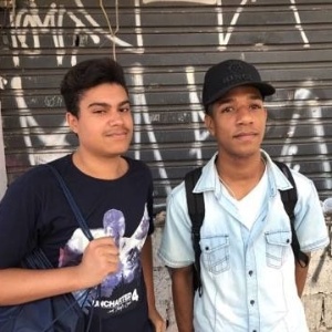 Jefferson Pereira, 17, que usa música clássica para decorar as fórmulas, e seu amigo Natiel Cerqueira, 17 - Leonardo Martins/UOL
