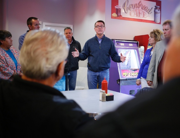 O prefeito Jim Gray, de Lexington, durante uma parada de campanha em Frenchburg. Os distritos suburbanos, uma vez dominados pelos republicanos, estão buscando candidatos democratas para se opor ao presidente Donald Trump - LUKE SHARRETT/NYT