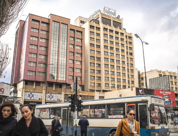 Fachada do Grand Hotel, em Pristina, no Kosovo - Laura Boushnak/The New York Times