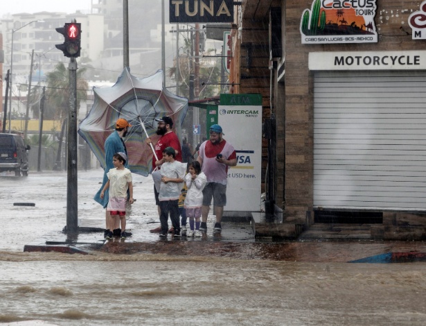 14.jun.18 - Pessoas esperam para atravessar a rua em Los Cabos, México, durante a passagem da tempestade Bud - Fernando Castillo/Reuters