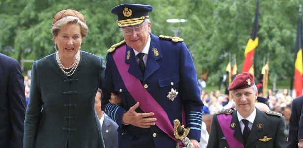 Rainha Paola (esq.) e o rei Albert II (centro), que abdicou ao trono em favor do filho Philippe (dir.) - Yves Herman/Reuters