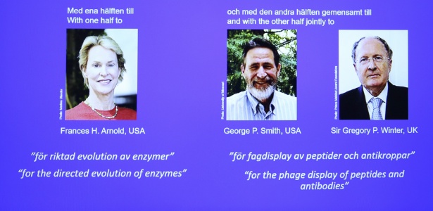 Frances H. Arnold (esq.), George P. Smith (centro) e Gregory P. Winter (dir.), vencedores do Nobel de Química de 2018 - Xinhua/Ye Pingfan
