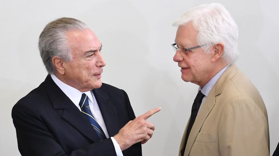12.mai.2017 - Ex-presidente Michel Temer (e) e ex-ministro Moreira Franco - AFP